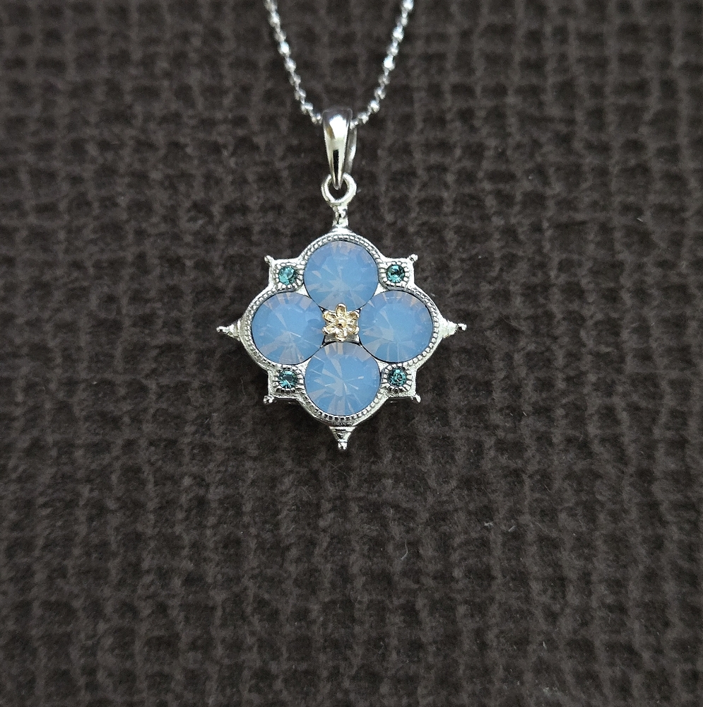 bleu💙 sage Flower🏵 Pendant Necklace - NWT